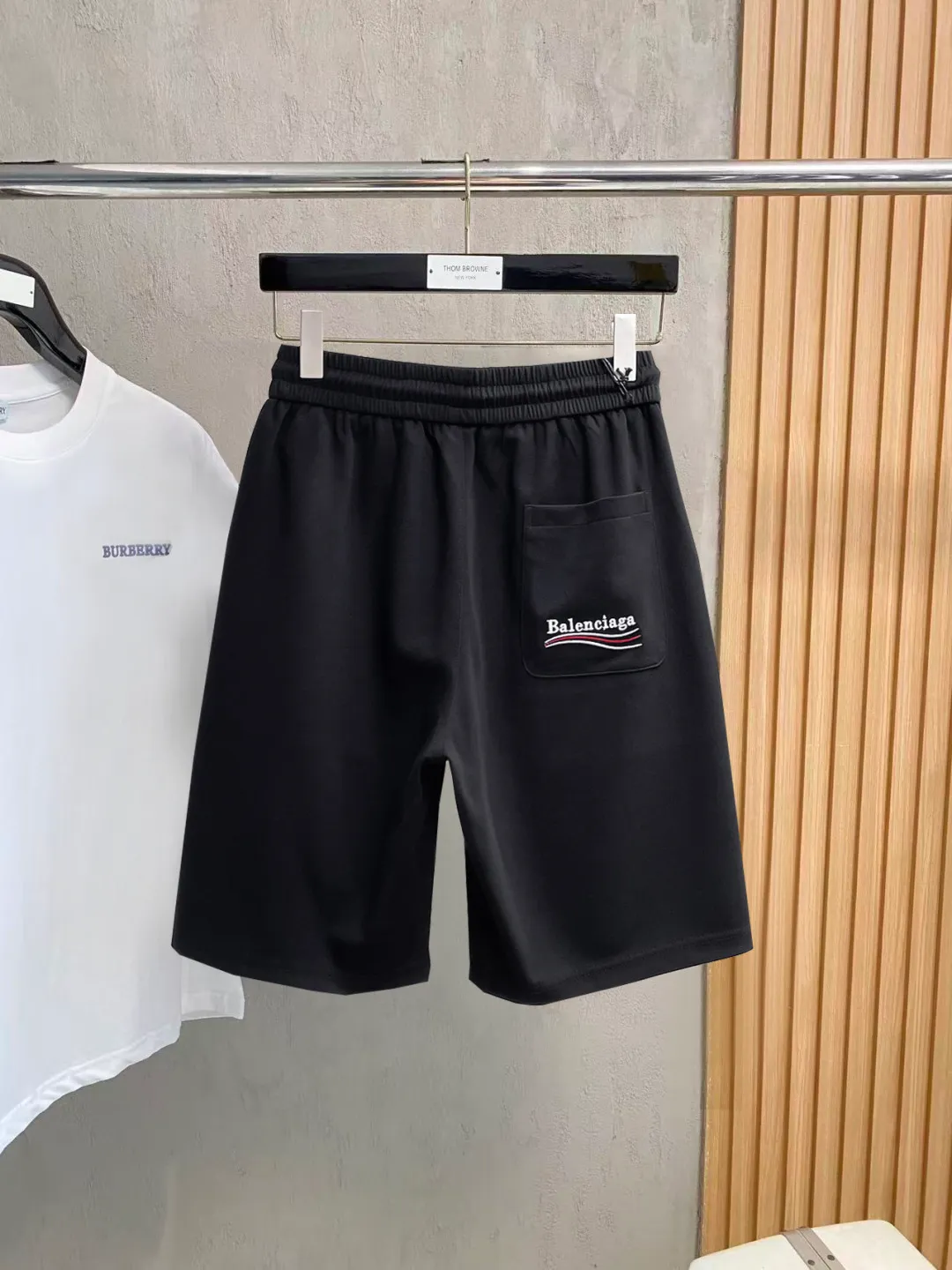Balenciaga's three-standard complete 2026 summer New Arrival men's casual shorts, advanced custom-made Breathable fabric, Breathable fabric, extremely stretchy and comfortable, impeccable details, top-grade accessories, original logo design concept, delicate and soft feel! The upper body fit is awesome! Size: M-XXXL Please state your height and weight when ordering